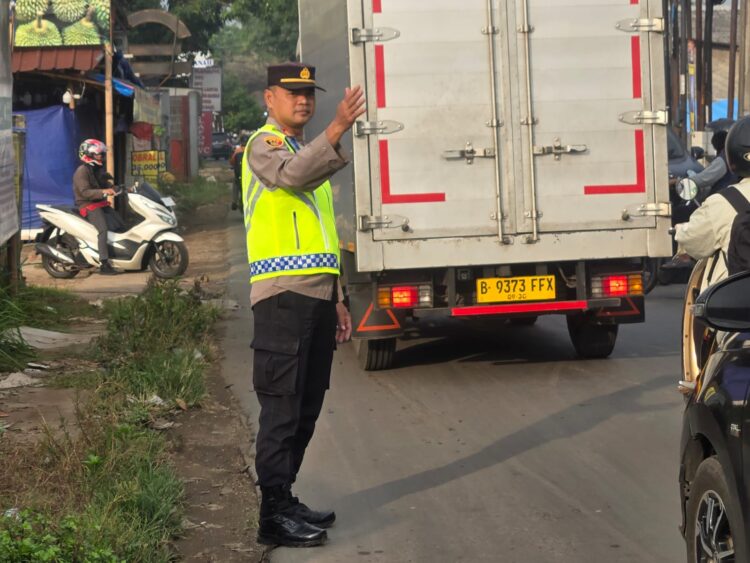 Cegah Kemacetan, Polsek Setu Lakukan Pengaturan Lalin di Jam Sibuk Pagi