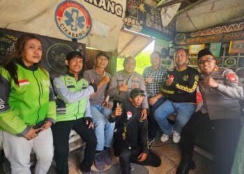 Polsek Cikarang Selatan  Giat Jumat Berkah Bagikan Nasi Kotak kepada Komunitas Ojek Online