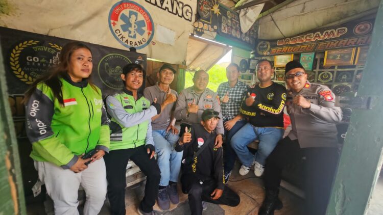 Polsek Cikarang Selatan Giat Jumat Berkah Bagikan Nasi Kotak kepada Komunitas Ojek Online