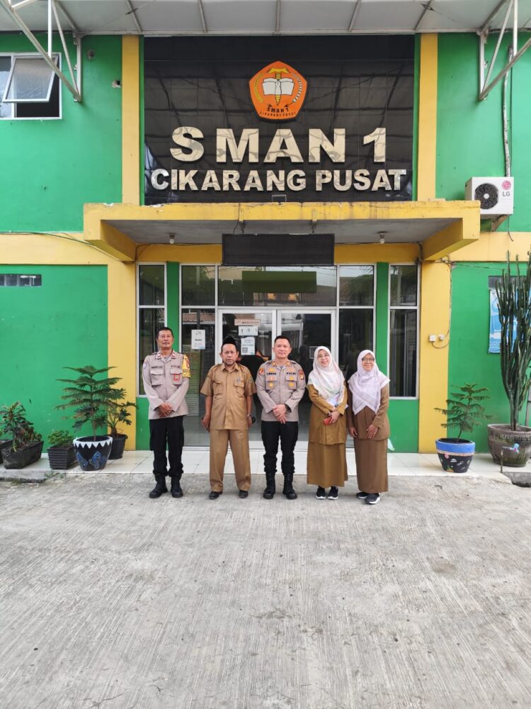 Polsek Cikarang Pusat Gelar “Police Goes to School” di SMAN 1 Cikpus, Dorong Karakter dan Disiplin Siswa