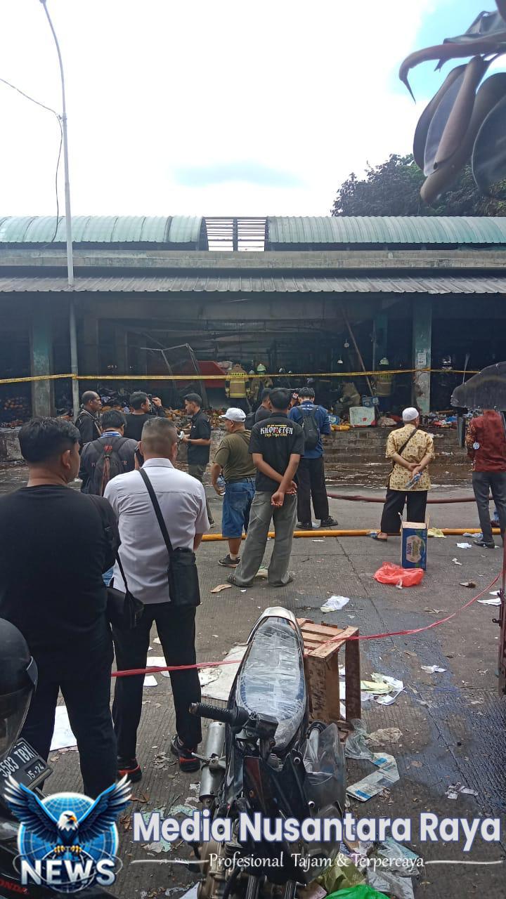 Kebakaran Hanguskan Ratusan Kios Sub Grosir di Pasar Induk Kramat Jati