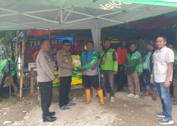 Bakti Sosial Jum’at Barokah, Polres Metro Bekasi Bersama Polsek Cikarang Selatan Bagikan Beras ke Komunitas Ojek Online Kunchen   
