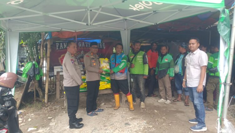 Bakti Sosial Jum’at Barokah, Polres Metro Bekasi Bersama Polsek Cikarang Selatan Bagikan Beras ke Komunitas Ojek Online Kunchen   