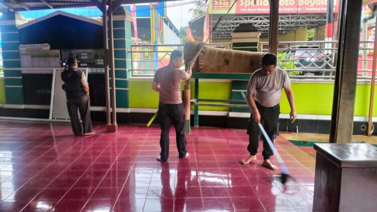 Bakti Religi Polsek Setu, Wujud Kepedulian Polri Terhadap Kebersihan Tempat Ibadah