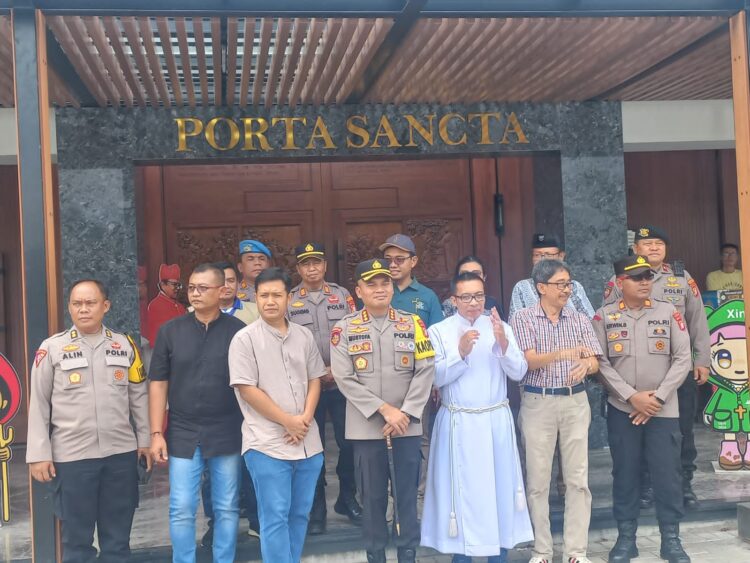 Kapolres Metro Bekasi Tinjau Kesiapan Gereja Jelang Natal 2025 di Cikarang Selatan