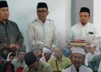 Kades Ciantra dan FKDKM Cikarang Selatan Beri Kejutan Ulang Tahun Kapolsek AKP Erwin Setiawan