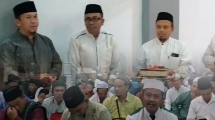 Kades Ciantra dan FKDKM Cikarang Selatan Beri Kejutan Ulang Tahun Kapolsek AKP Erwin Setiawan