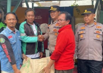 Wujud Kepedulian Polri, Polsek Babelan Bantu Pembangunan Pos Ojol PUMA