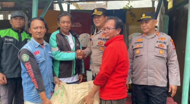 Wujud Kepedulian Polri, Polsek Babelan Bantu Pembangunan Pos Ojol PUMA