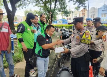 Polsek Tambun Selatan Bagikan Baksos Jumat Berkah ke 30 Pengemudi Ojol di Dua Titik Wilayah   