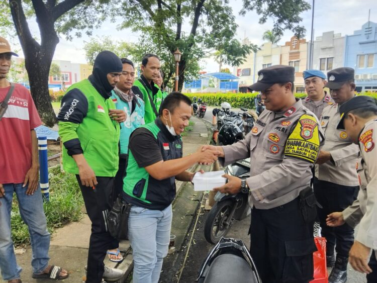Polsek Tambun Selatan Bagikan Baksos Jumat Berkah ke 30 Pengemudi Ojol di Dua Titik Wilayah