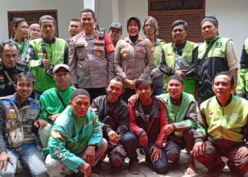 Polsek Cikarang Barat Gelar Jum’at Berkah, Bagikan Bantuan kepada 20 Driver Ojol