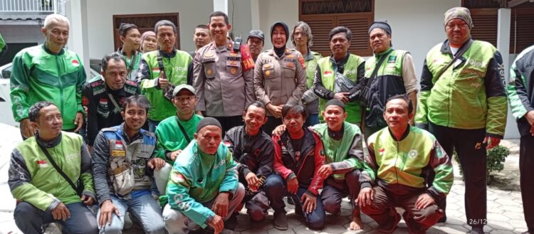 Polsek Cikarang Barat Gelar Jum’at Berkah, Bagikan Bantuan kepada 20 Driver Ojol