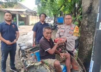Polsek Cikarang Utara Gelar Bakti Sosial Jum’at Berkah, Bagikan 50 Bungkus Nasi Kotak ke Warga