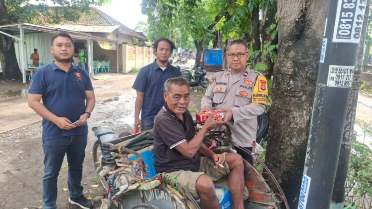 Polsek Cikarang Utara Gelar Bakti Sosial Jum’at Berkah, Bagikan 50 Bungkus Nasi Kotak ke Warga