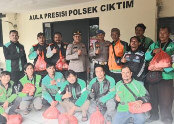 Polsek Cikarang Timur Bagikan Paket Sembako Untuk Pengemudi Ojek Online dalam Program Jumat Berkah