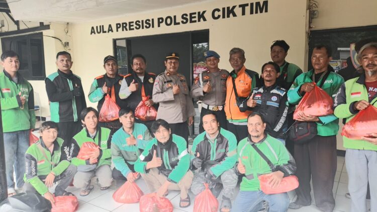 Polsek Cikarang Timur Bagikan Paket Sembako Untuk Pengemudi Ojek Online dalam Program Jumat Berkah