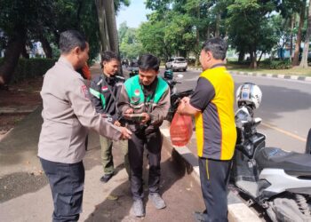 Polsek Cikarang Selatan Gelar Jumat Peduli, Bagikan 30 Nasi Kotak untuk Ojol