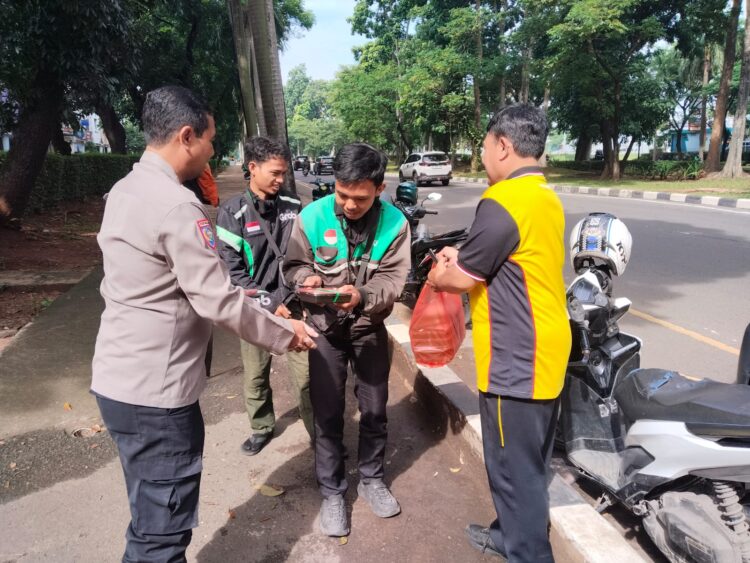Polsek Cikarang Selatan Gelar Jumat Peduli, Bagikan 30 Nasi Kotak untuk Ojol