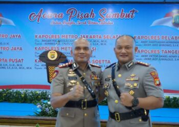Kapolda Metro Jaya Lantik Enam Kapolres Baru, Kombes Pol Mustofa Serahkan Kepemimpinan Metro Bekasi kepada Kombes Pol Sumarni