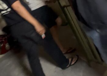 Penggerebekan di Kelurahan Tengah, Seorang Anak Dibawa Petugas Kepolisian