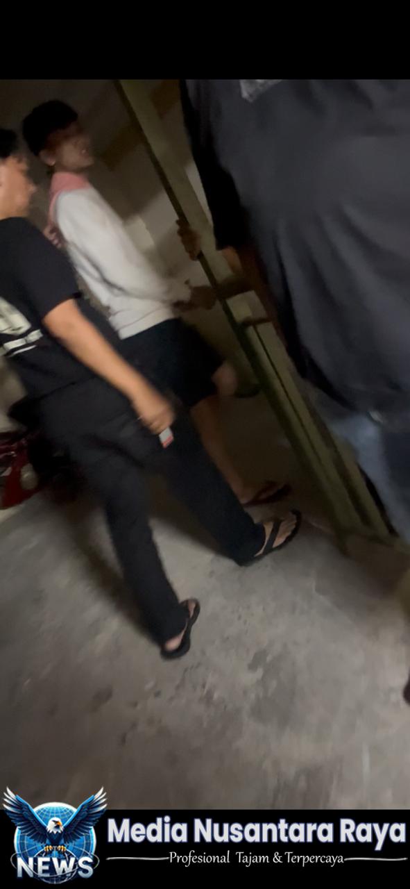 Penggerebekan di Kelurahan Tengah, Seorang Anak Dibawa Petugas Kepolisian