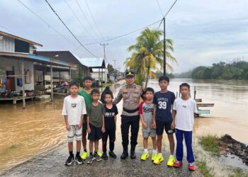 Aksi Humanis Polisi di Lokasi Banjir Ngabang Bikin Anak-Anak Tersenyum
