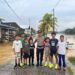 Aksi Humanis Polisi di Lokasi Banjir Ngabang Bikin Anak-Anak Tersenyum