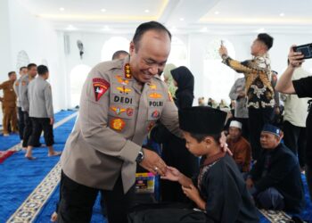 Wakapolri Serahkan Santunan Anak Yatim dan Bansos di SMA Kemala Taruna Bhayangkara Bogor