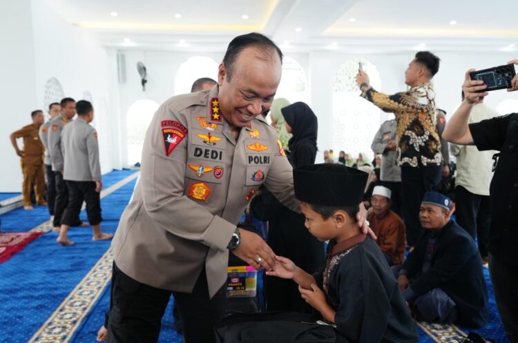 Wakapolri Serahkan Santunan Anak Yatim dan Bansos di SMA Kemala Taruna Bhayangkara Bogor