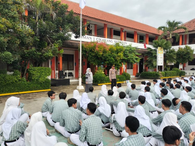 Polsek Cikarang Selatan Lakukan Police Goes To School, Berikan Pembinaan dan Motivasi kepada Pelajar