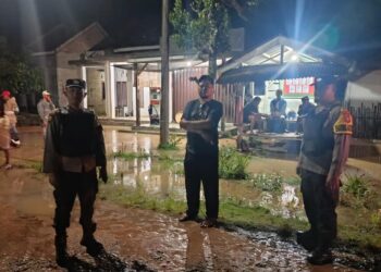Respons Cepat Pasca Banjir: Polsek Simpang Pematang Sisir Lokasi Genangan di RK 3