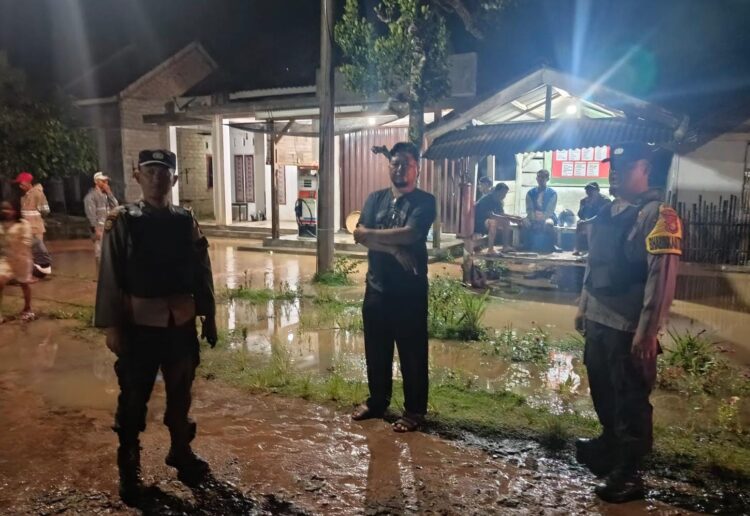Respons Cepat Pasca Banjir: Polsek Simpang Pematang Sisir Lokasi Genangan di RK 3