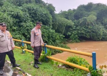 Pawas Polsek Cikupa Laksanakan Monitoring Debit Air Kali Cimanceri di Desa Budimulya