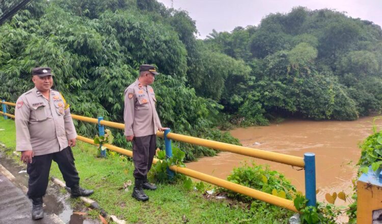 Pawas Polsek Cikupa Laksanakan Monitoring Debit Air Kali Cimanceri di Desa Budimulya