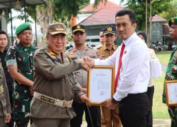 Bupati Tanggamus Drs. H. Mohammad Saleh Asnawi, Berikan Penghargaan kepada 15 Personel Polres Tanggamus