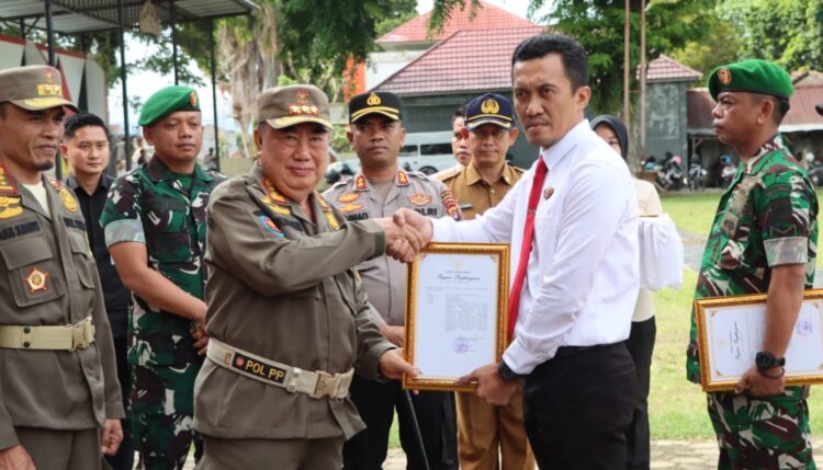 Bupati Tanggamus Drs. H. Mohammad Saleh Asnawi, Berikan Penghargaan kepada 15 Personel Polres Tanggamus