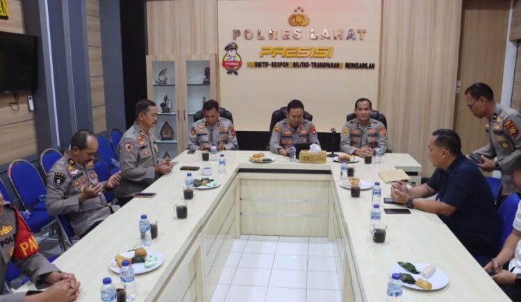 Kapolda Sumsel Melalui Zoom Meeting Memberikan Arahan Kepada Seluruh Penyidik.