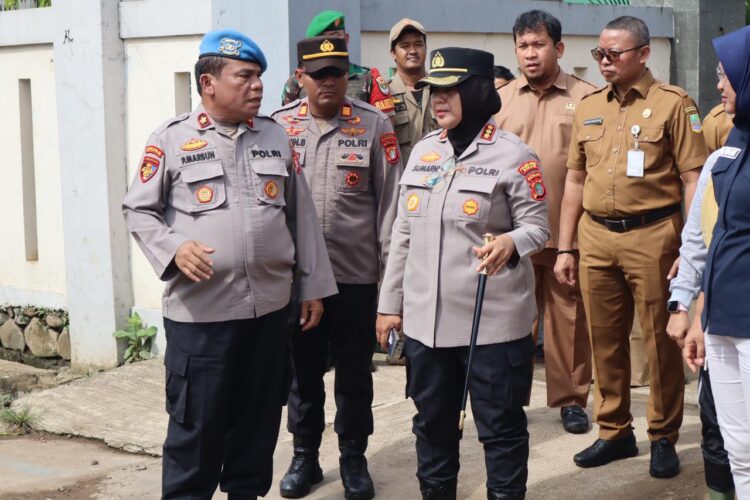 Kapolsek Cikarang Selatan Dampingi Kapolres Metro Bekasi Tinjau SMPN 3 Cikarang Selatan yang Roboh