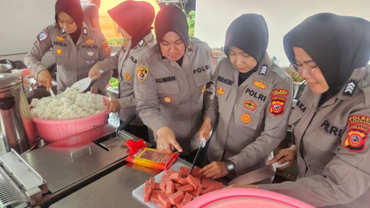 Aksi Humanis Polwan Polda Jabar, di Dapur Lapangan Bantu Pengungsi Banjir Karawang