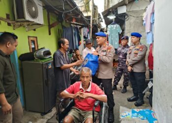 Polairud Polda Metro Jaya Berikan Kursi Roda kepada Warga Pesisir, Wujud Kepedulian dan Empati