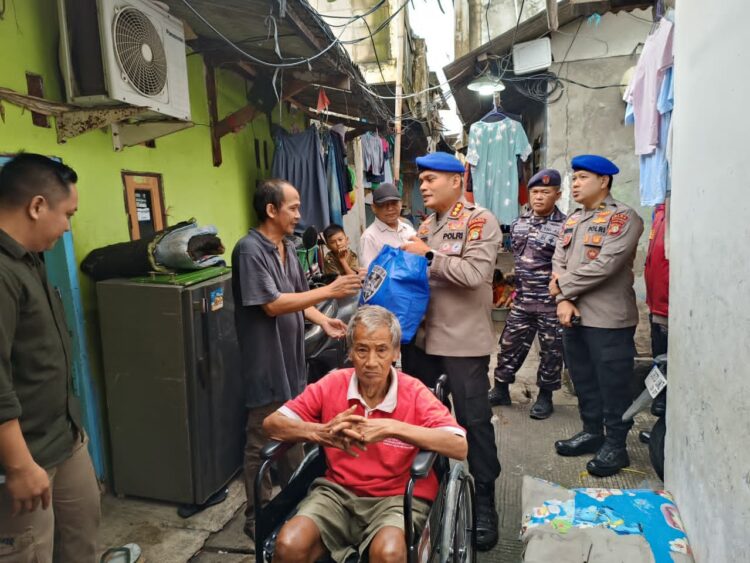 Polairud Polda Metro Jaya Berikan Kursi Roda kepada Warga Pesisir, Wujud Kepedulian dan Empati
