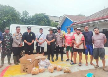 Kapolsek Kedung Waringin Berikan Bantuan Sembako dan Makanan untuk Pengungsi Banjir di Desa Waringin Jaya