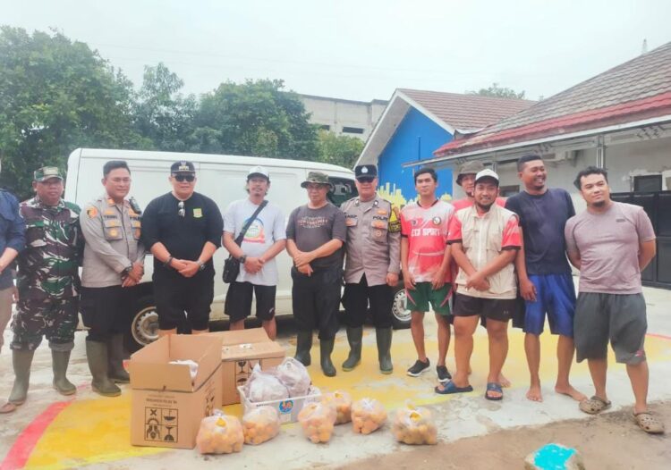 Kapolsek Kedung Waringin Berikan Bantuan Sembako dan Makanan untuk Pengungsi Banjir di Desa Waringin Jaya
