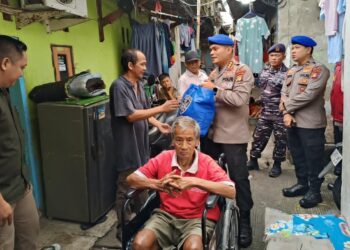 Polairud Polda Metro Jaya Berikan Kursi Roda kepada Warga Pesisir, Wujud Kepedulian dan Empati