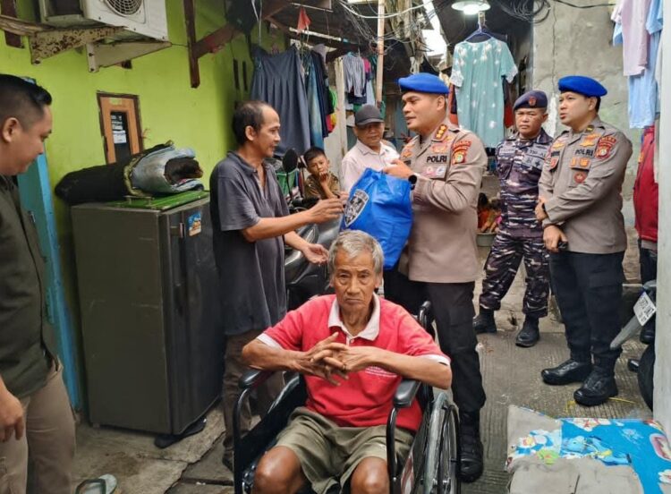 Polairud Polda Metro Jaya Berikan Kursi Roda kepada Warga Pesisir, Wujud Kepedulian dan Empati