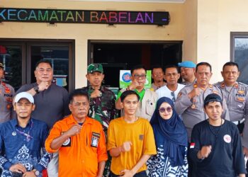 Polsek Babelan Bersama SPPG dan Muspika Kecamatan Bagikan Bantuan Sosial Untuk Warga Terdampak Banjir
