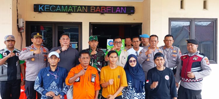 Polsek Babelan Bersama SPPG dan Muspika Kecamatan Bagikan Bantuan Sosial Untuk Warga Terdampak Banjir 