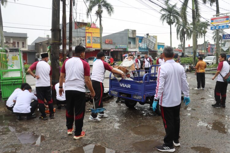 Kapolresta Tangerang Tinjau Lokasi Puting Beliung di Adiyasa Solear, Polisi Turun Tangan Bersihkan Sisa Material