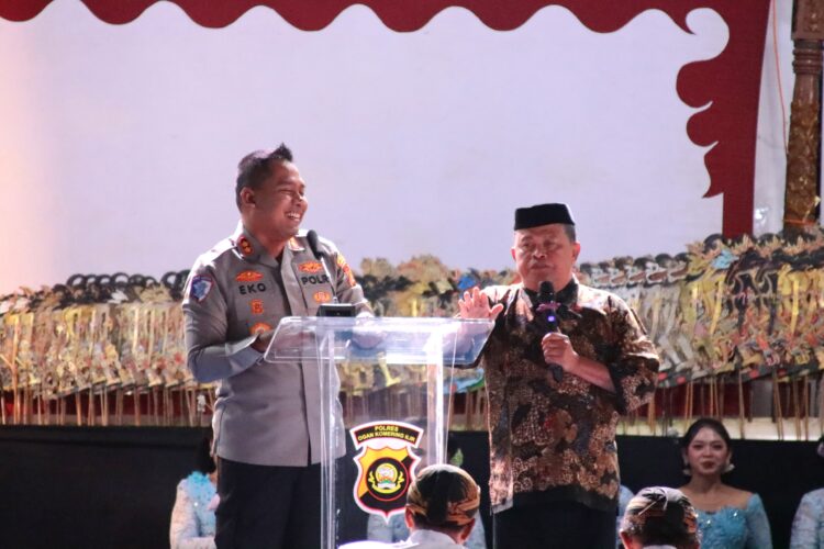 Polres OKI Hadir: Sinergi Polri, Pemerintah, dan Masyarakat Melalui Kesenian Wayang Kulit